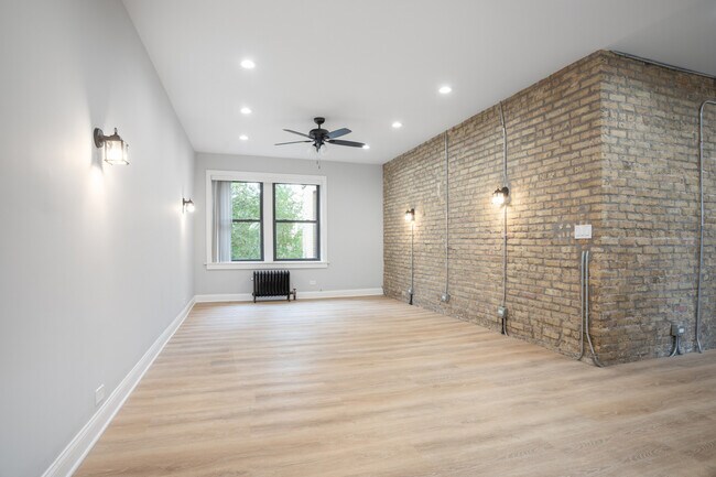 Building Photo - 1318 W Birchwood Ave