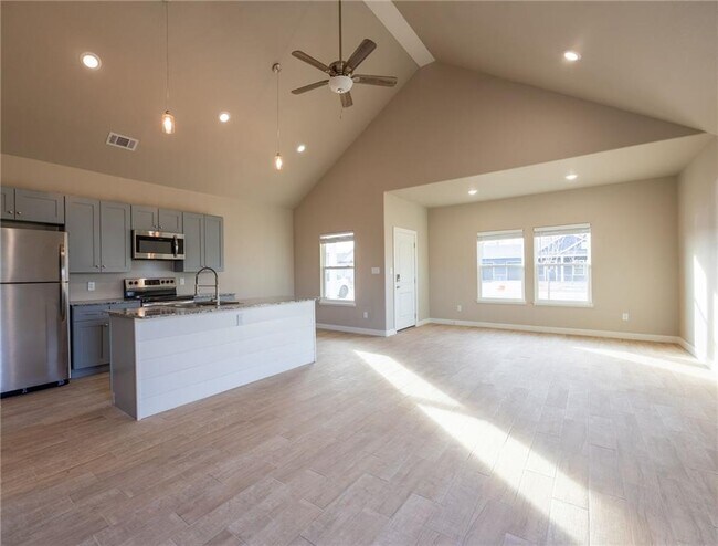 Building Photo - 910 Vly Oaks Ln