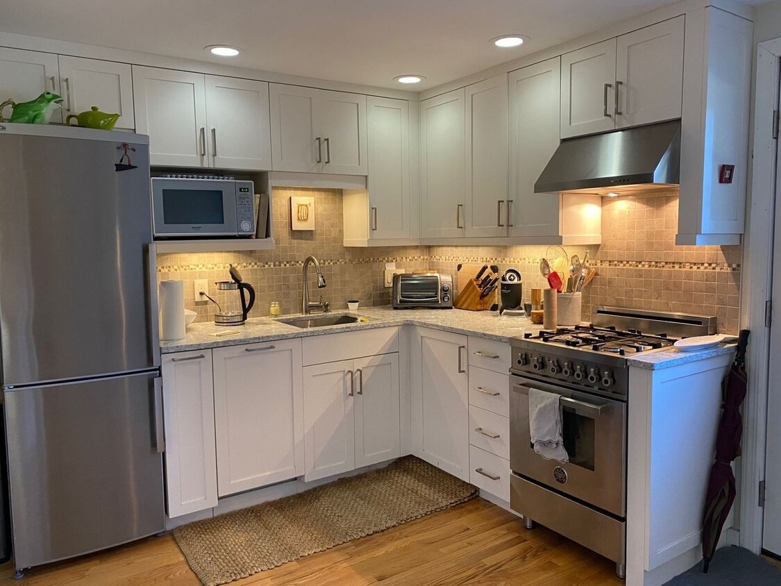 Spacious 2BR/1.5BA Townhouse Available February 15th!! Great West End Location!! - Spacious 2BR/1.5BA Townhouse Available February 15th!!  Great West End Location!!