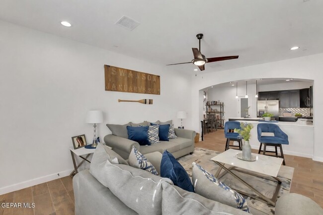 Building Photo - 13841 Paseo De La Luna Ave