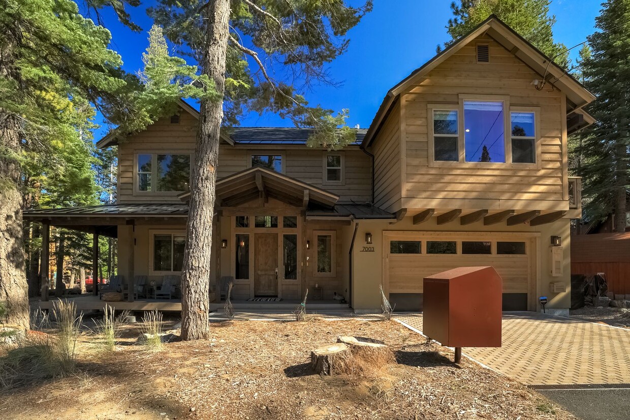 Primary Photo - Beautiful new fully furnished Four Bedroom...
