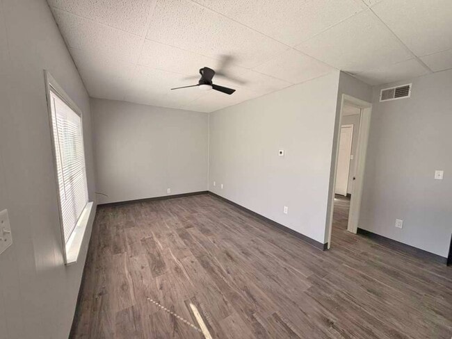 Building Photo - 2254 S Riverside Dr