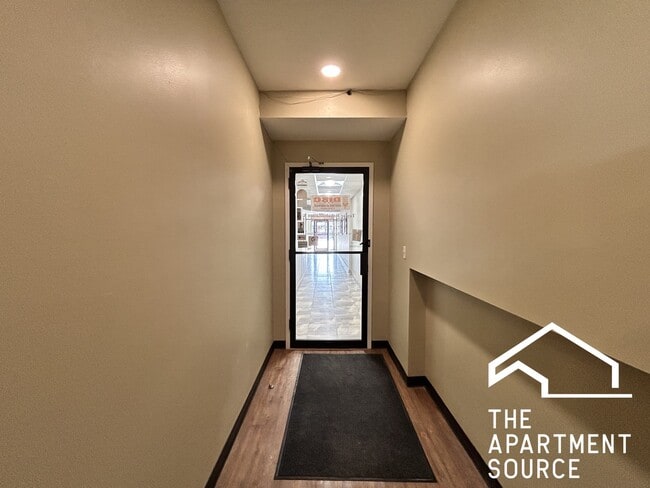 Foto del edificio - 4956 W Irving Park Rd