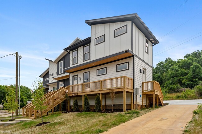 Building Photo - 3 br, 2.5 bath House - 2306 Lloyd Avenue