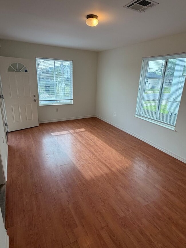 Foto del edificio - Large 2/3BD AND 2 FULL BATHS