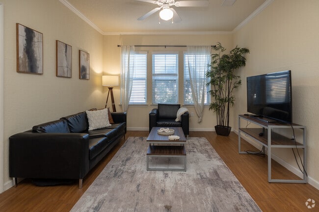4BR, 4BA-1,475SF-Living room - Forum at Tallahassee