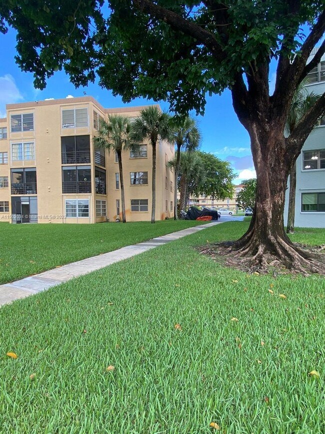 9370 SW 8th St Unit 102, Boca Raton, FL 33428 Condo for Rent in Boca