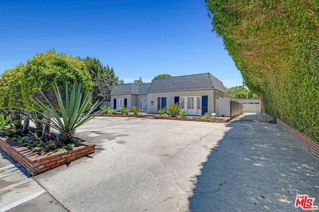 Building Photo - 621 N Bedford Dr