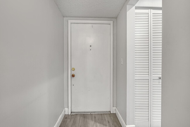 Foto del edificio - 4575 Lucerne Lakes Blvd W