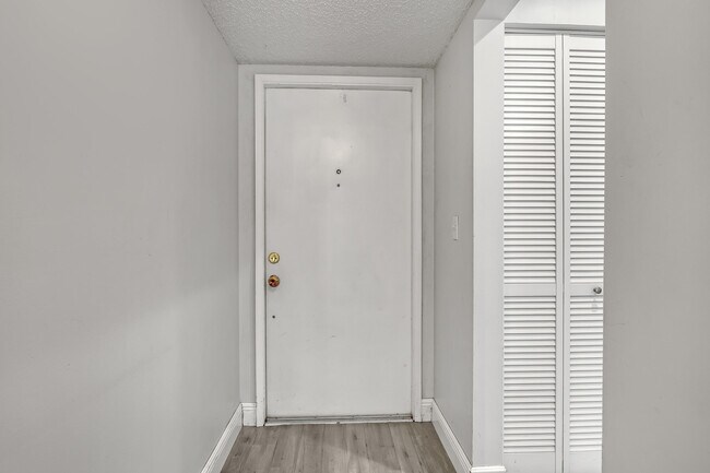 Building Photo - 4575 Lucerne Lakes Blvd W