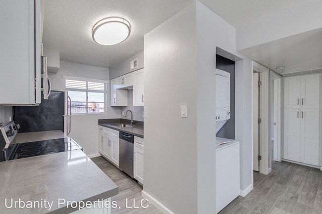 Building Photo - 825 E Marlette Ave
