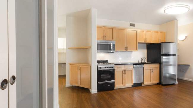 Cocina con electrodomésticos de acero inoxidable - Berkeley Apartments ARTech