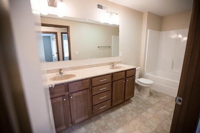 Building Photo - 2 bedroom in Iowa City IA 52245