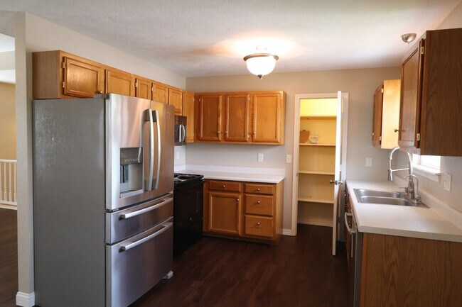 Foto del edificio - 4 bedroom..3 bath split level home for ren...