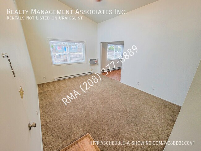 Building Photo - Updated 2 Bedroom Duplex