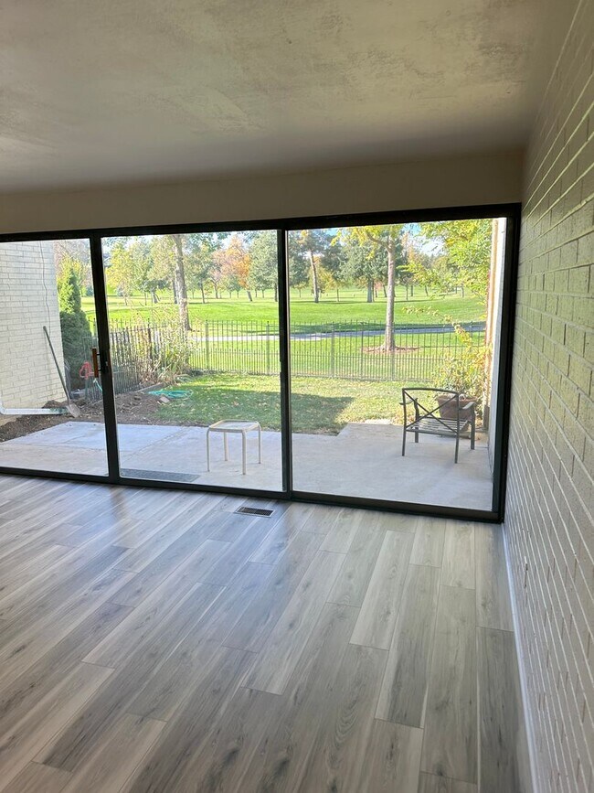 Foto del edificio - Remodeled Townhouse On Hillcrest Country Club