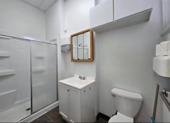 Full Bathroom - 4235 W Fullerton Ave