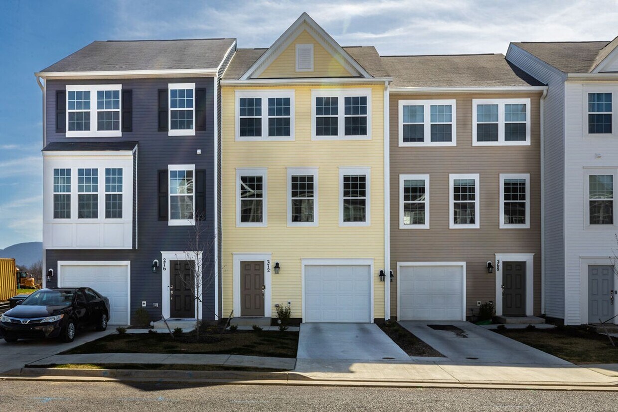 Foto principal - Beautiful, Like New 3 Bedroom Townhome in ...