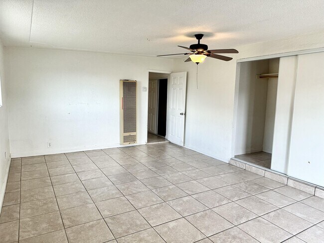 Building Photo - 871 Avocado Ave