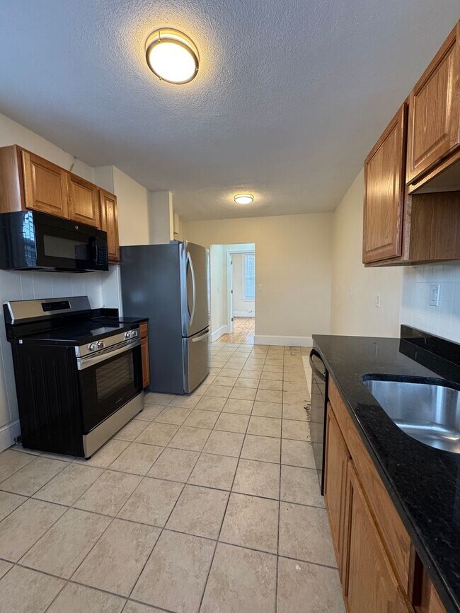 Foto del edificio - TOWNHOUSE FOR RENT!  ALLSTON 7 BED WITH YARD & LAUNDRY IN UNIT avail 9/1/2026