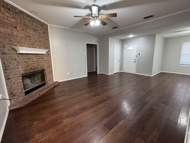 Building Photo - Beautiful Home Outside of City Limits!