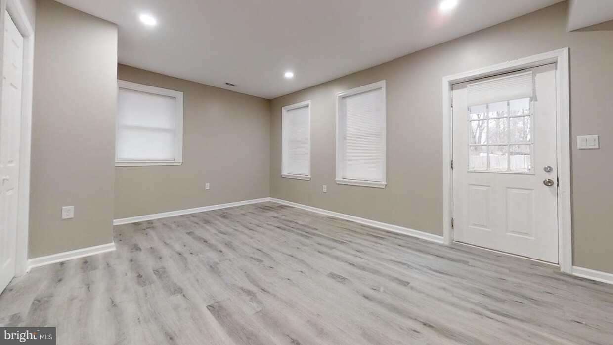 Foto principal - 8304 Maplewood Dr