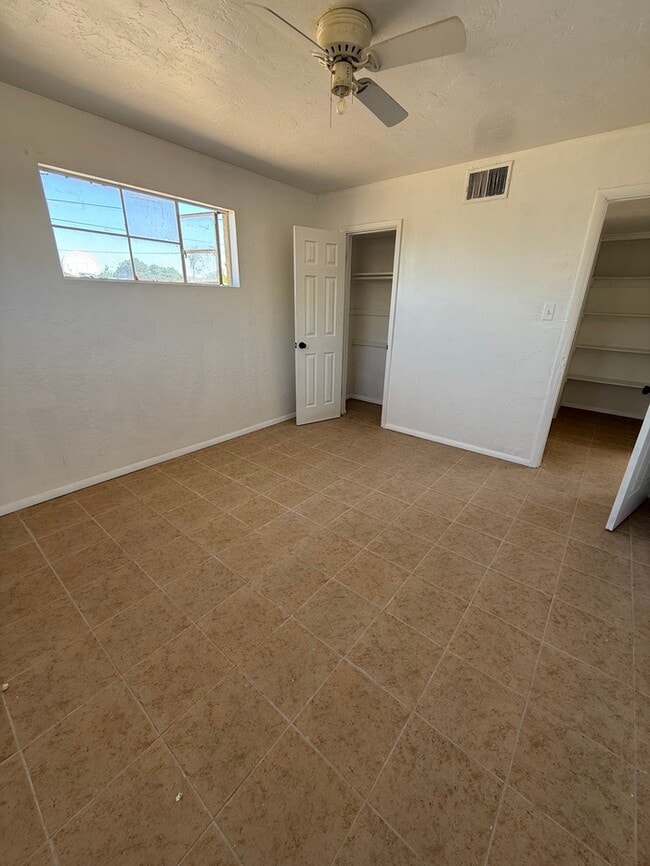 Building Photo - House For Rent