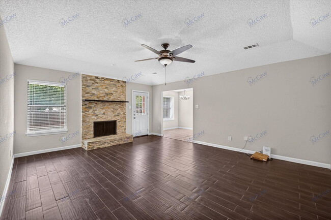 Building Photo - 2607 Parkview Dr