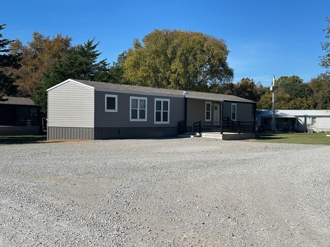 Building Photo - 5565 Bermuda Dr