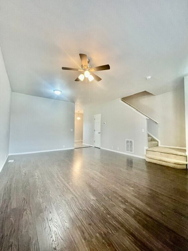 Foto del edificio - Beautiful 2 Bedroom Townhome with Mountain Views in The Bluffs at Springs Creek!