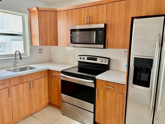 Foto del edificio - 600 NE 25th St