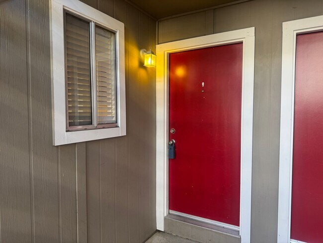 Foto del edificio - Gorgeous Lower End Unit with Inside Laundry Available Now!