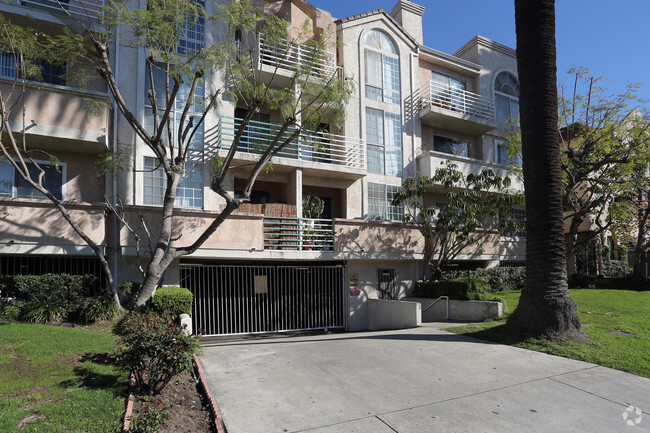 Building Photo - 330 S Harvard Blvd