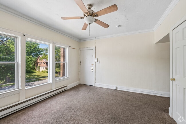 2 habitaciones, 1 baño - 680 pies cuadrados - Sala de estar - 1765 Noble Realty LLC