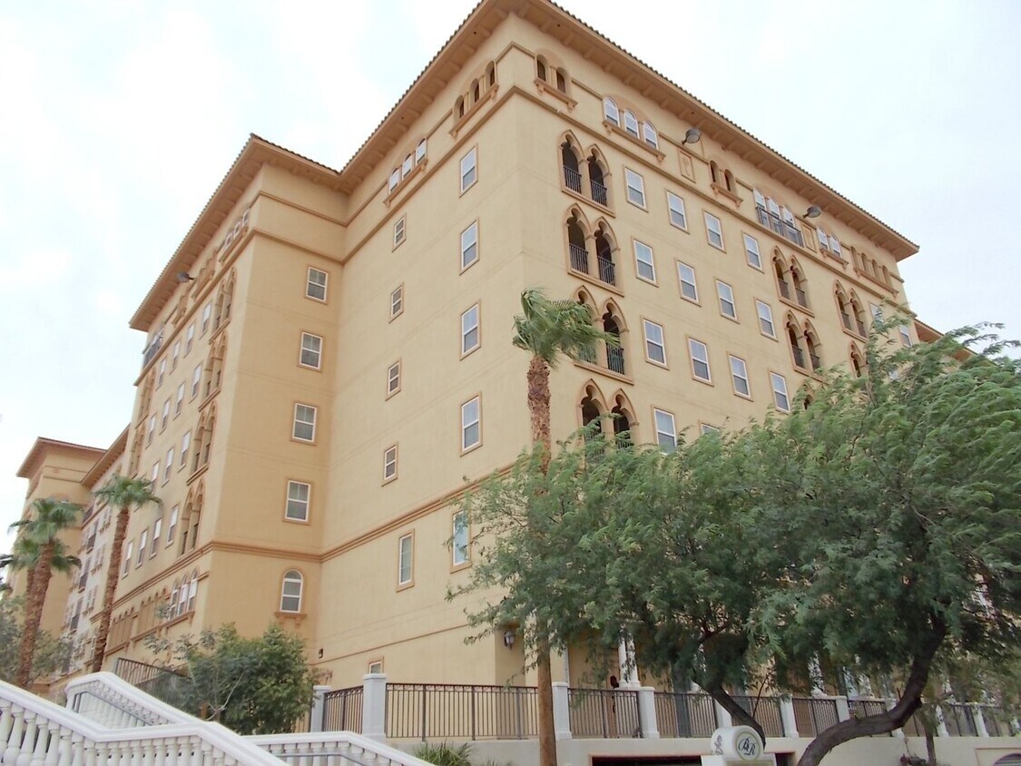 Foto principal - Modern 1 Bed / 1 Bath Condo on 8th Floor