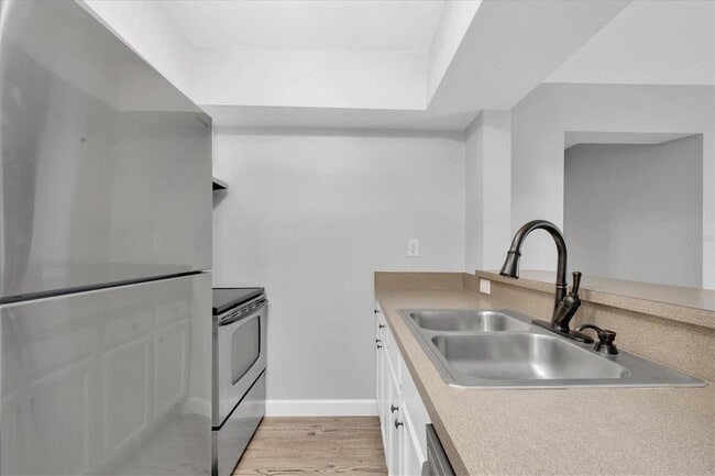Building Photo - 406 S Cedar Ave