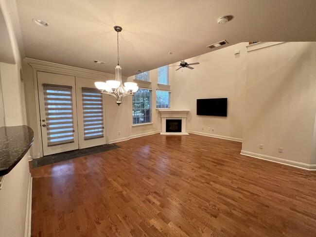 Building Photo - 2520 Champagne Dr