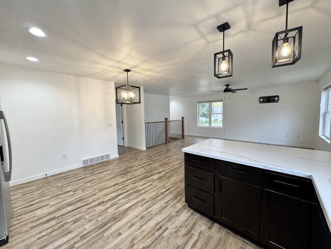 Foto del edificio - 445 S Baird St