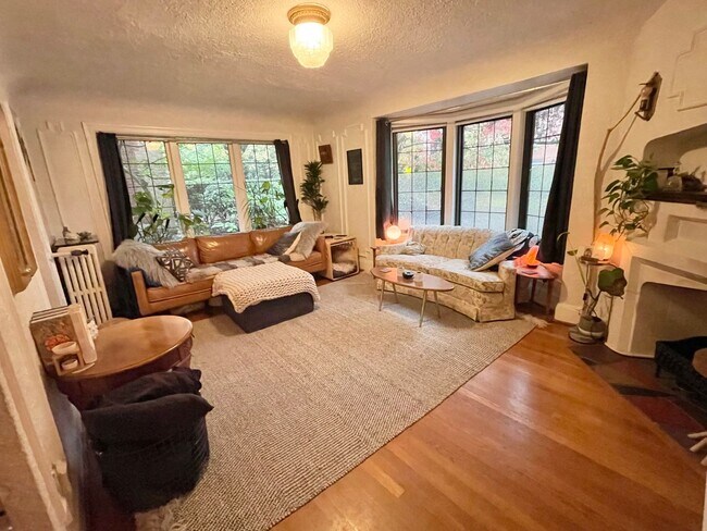 Building Photo - Art Deco Corner Unit