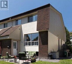 Building Photo - 135 Sonnet Crescent