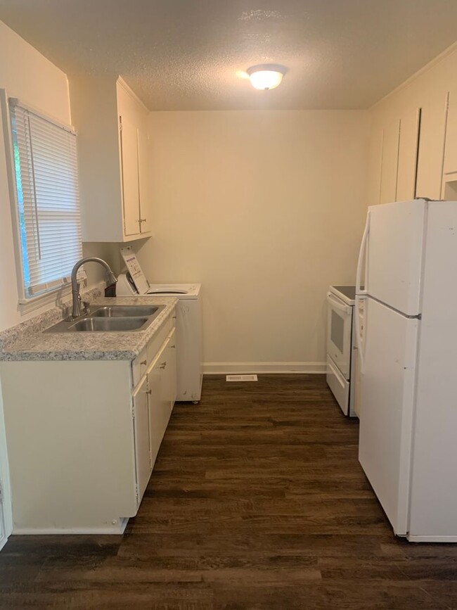 Building Photo - 3 Bed 1 Bath Home Available 8/10/24!