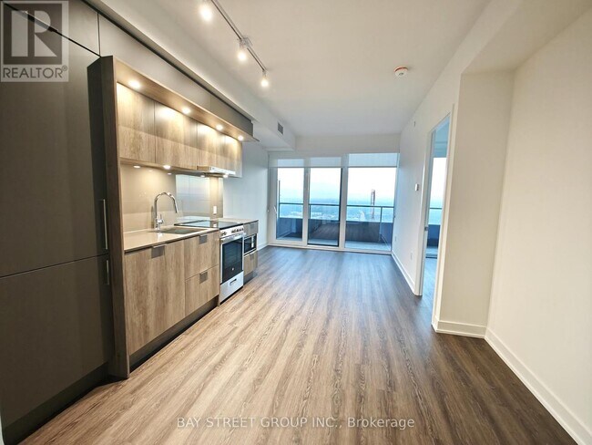Building Photo - 448 Burnhamthorpe Rd W