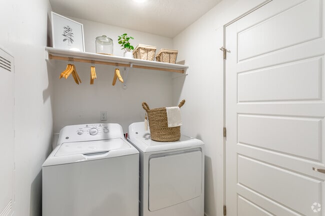 2BR, 2BA - 1,077SF - Village East Apartments & Townhomes