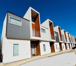 Building Photo - 113 Bayou St