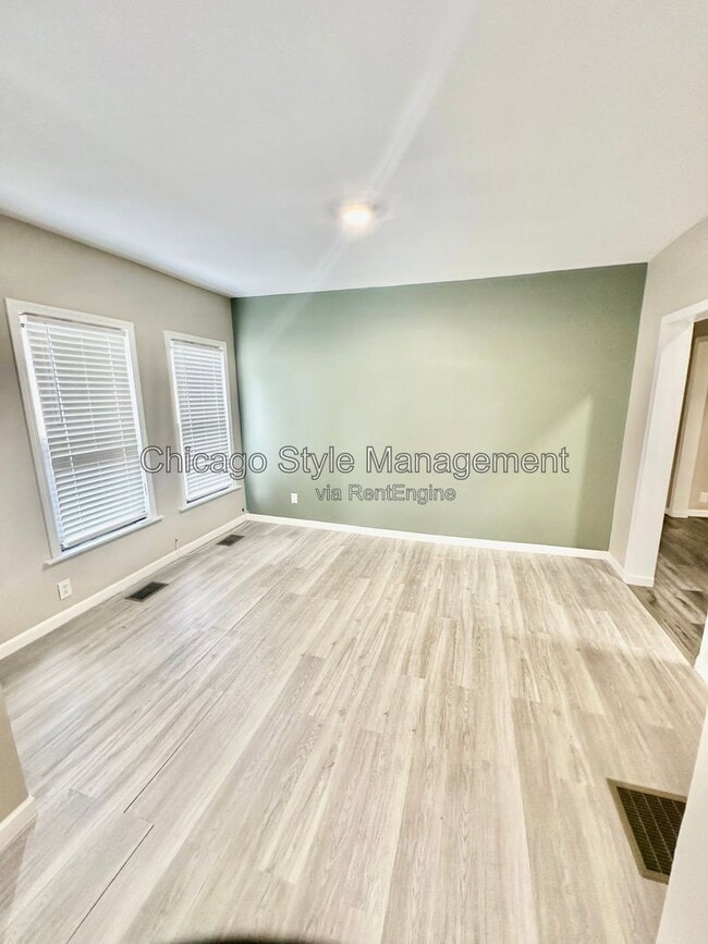 Foto del edificio - 2835 W 38th Pl