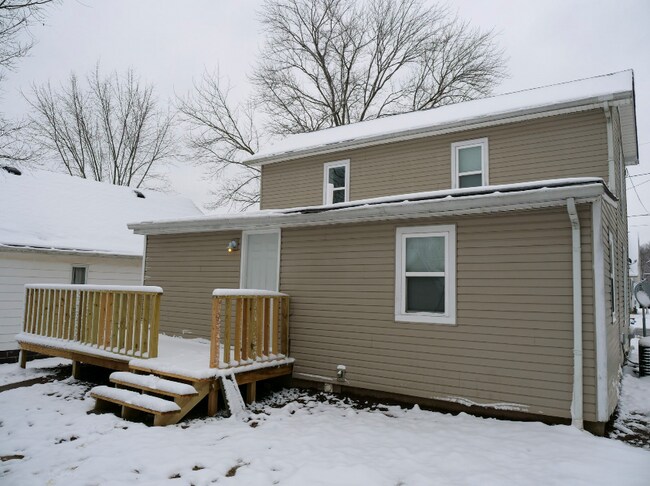 Building Photo - 833 3rd St