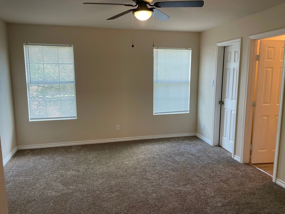 7818 Kingsbury Way, San Antonio, TX 78240 Townhome Rentals in San