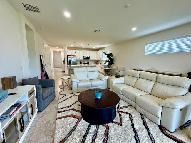 Foto del edificio - 8141 Sternway Rd