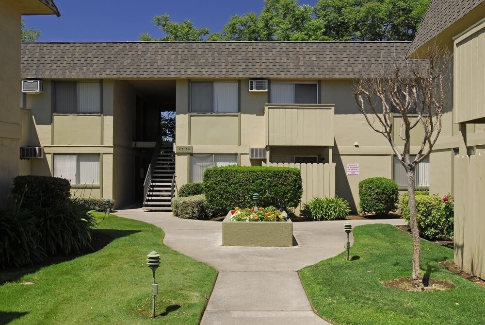 Primary Photo - 7007 Inglewood Ave