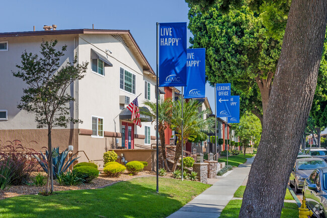 Lakewood Manor - Lakewood Manor Apartment Homes